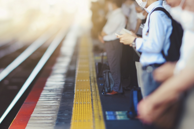 電車を待つ人々