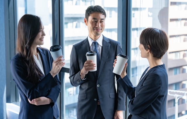 話をするスーツ姿の男女